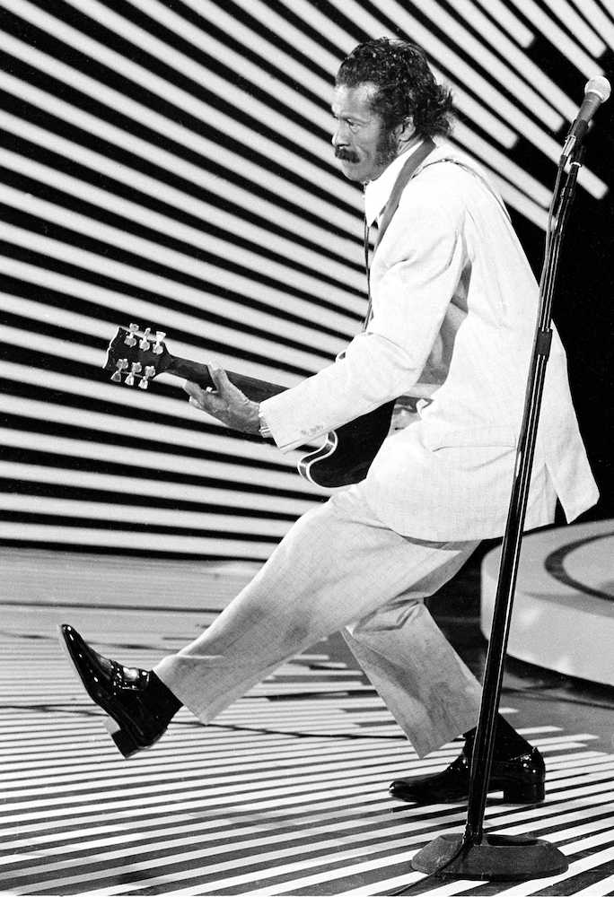 １９８０年、ギターを弾きながら「ダックウオーク」を披露するチャック・ベリーさん