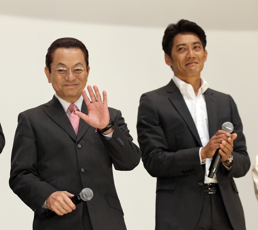 「相棒１５」に出演する俳優の水谷豊（左）と反町隆史