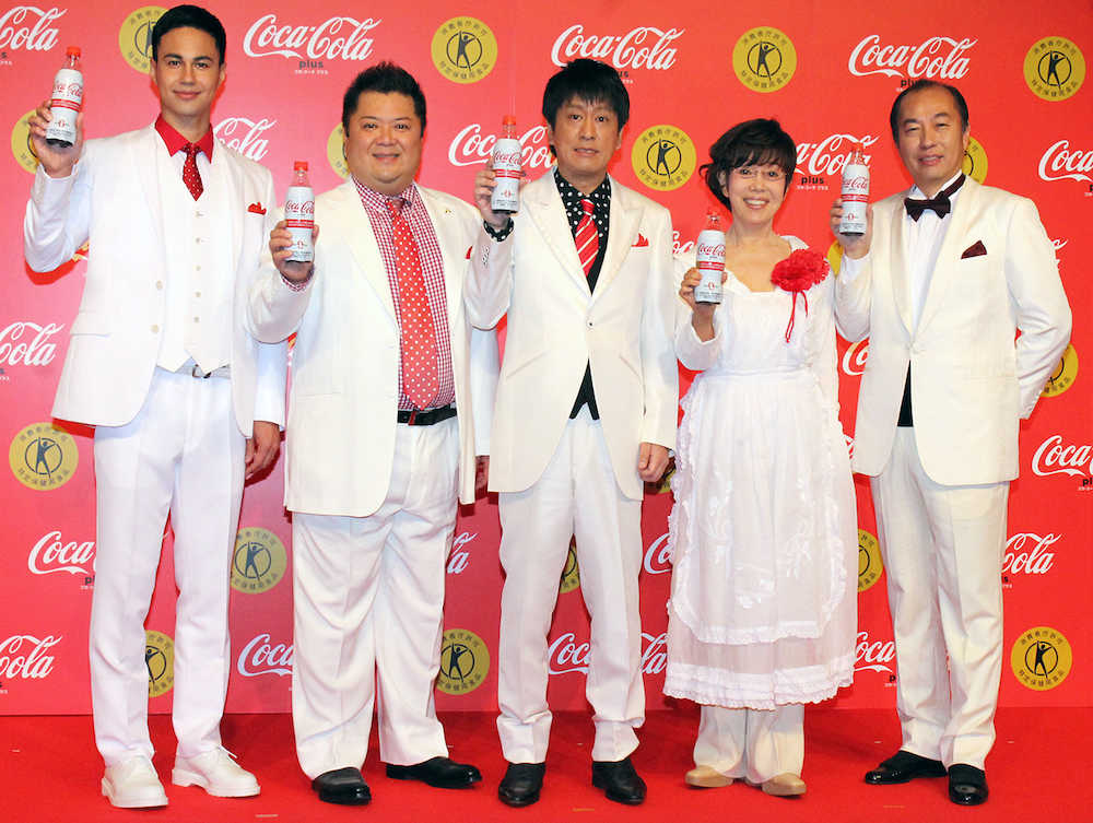 「コカ・コーラプラス」の発売記念イベントに出席した（左から）ユージ、ブラマヨ・小杉、吉田、平野レミ、田崎真也氏