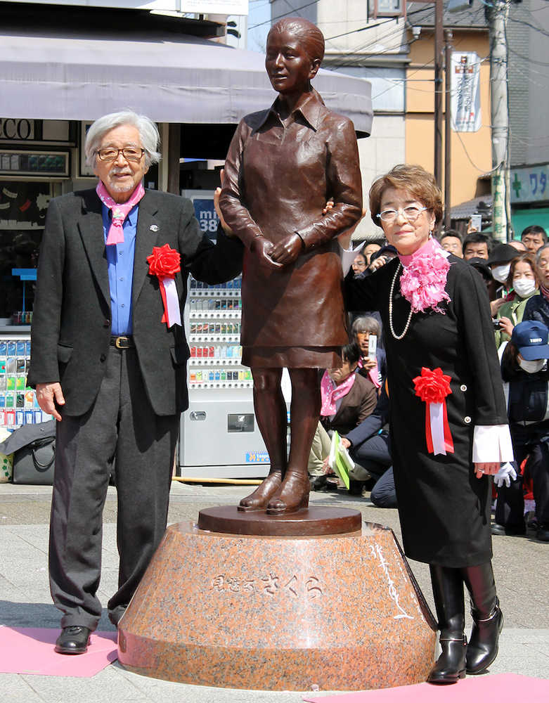 柴又駅前に完成した「さくら像」の除幕式に参加した倍賞千恵子（右）と山田洋次監督