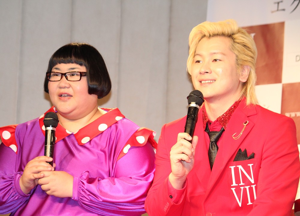 お笑いコンビ メイプル超合金 の安藤なつ 左 とカズレーザー スポニチ Sponichi Annex 芸能