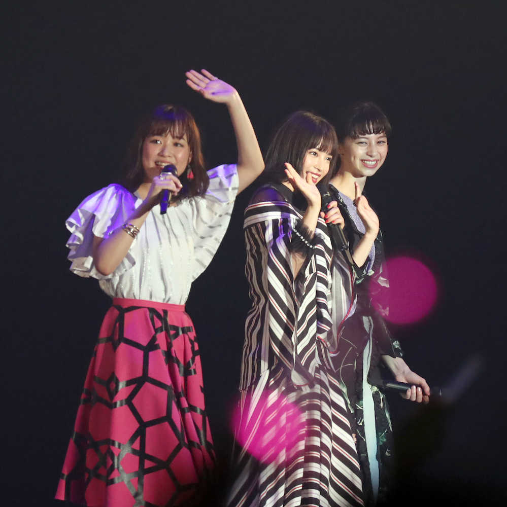 大原櫻子（左）のライブに参加し観客席に手を振る広瀬すず（中央）、中条あやみ