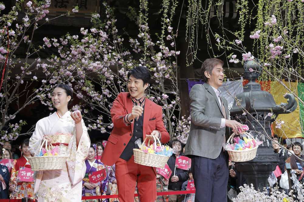 観覧者に紅白餅をふるまう（左から）森川葵、野村萬斎、佐藤浩市