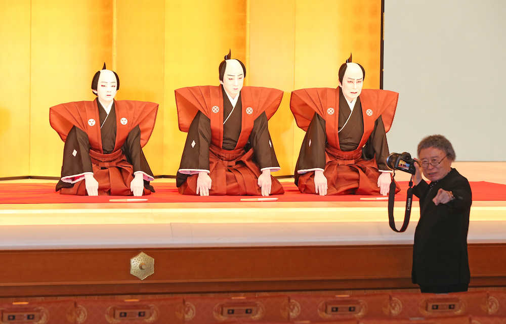 歌舞伎座の舞台上で三代襲名の口上を写真家・篠山紀信氏（右）に撮影してもらう（左から）松本金太郎、市川染五郎、松本幸四郎