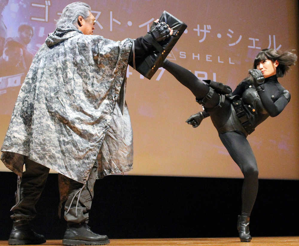 米映画「ゴースト・イン・ザ・シェル」のイベントに出演した長州力（左）と武田梨奈