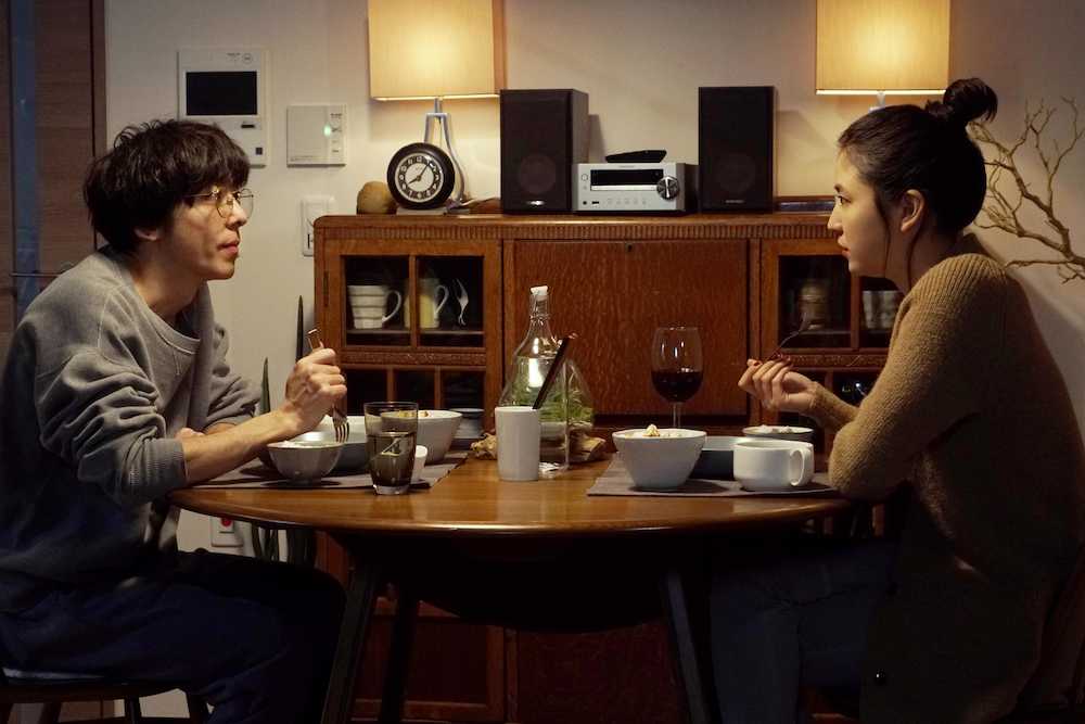 映画「嘘を愛する女」でカップルを演じる長澤まさみ（右）と高橋一生