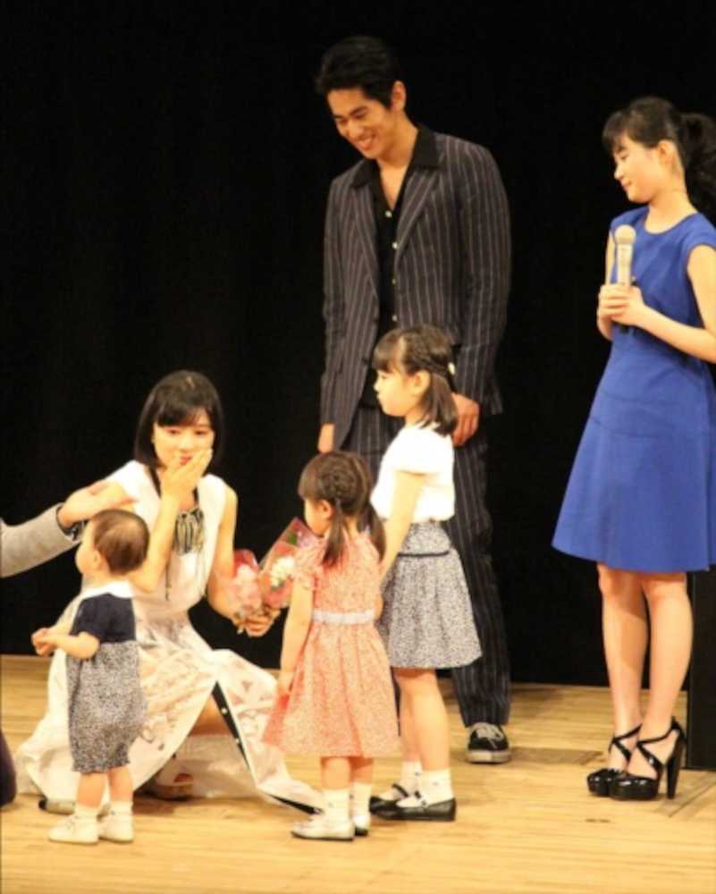 「べっぴんさん」の最終回鑑賞イベントで娘を演じた歴代子役の登場に感激する芳根京子（左）と、（奥右から）井頭愛海、永山絢斗