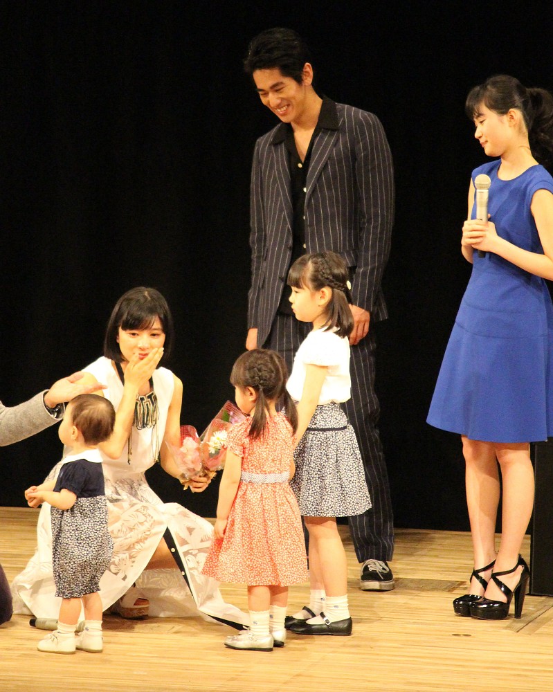 「べっぴんさん」の最終回鑑賞イベントで娘を演じた歴代子役の登場に感激する芳根京子（左）と（奥右から）井頭愛海、永山絢斗