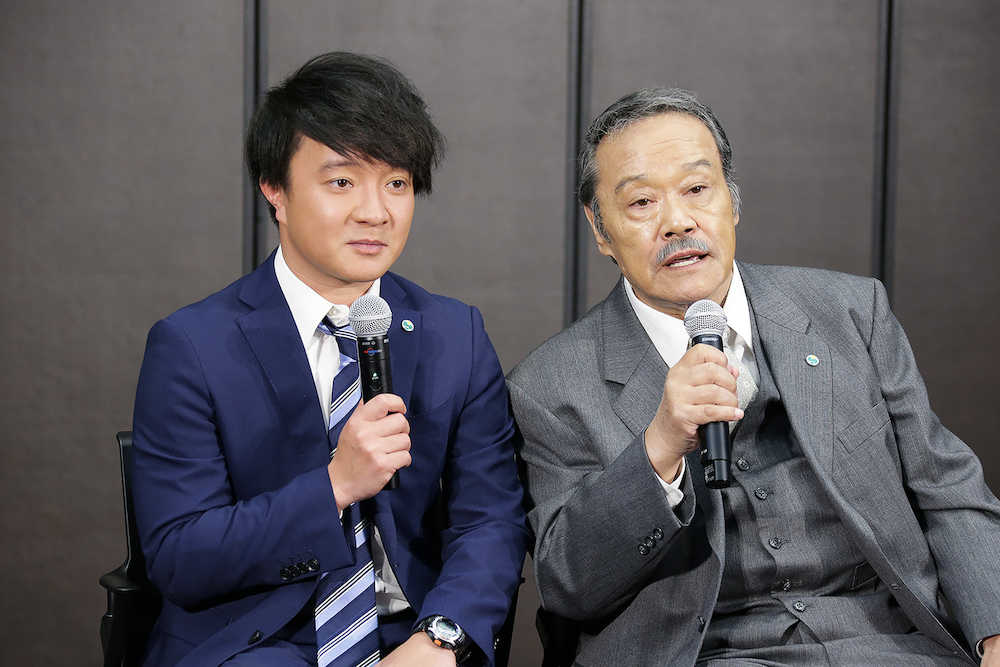 テレビ東京の入社式の終了後にサプライズで登場した濱田岳（左）と西田敏行