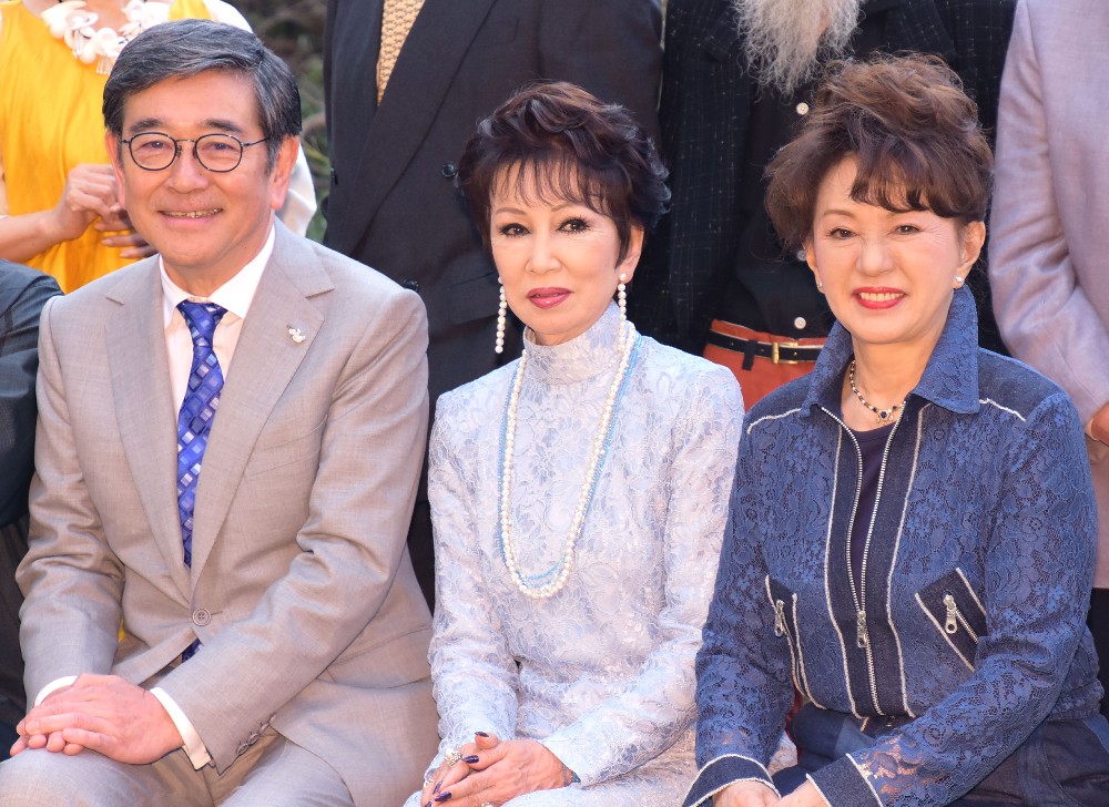 ドラマ「やすらぎの郷」会見に出席した（左から）石坂浩二、浅丘ルリ子、加賀まりこ