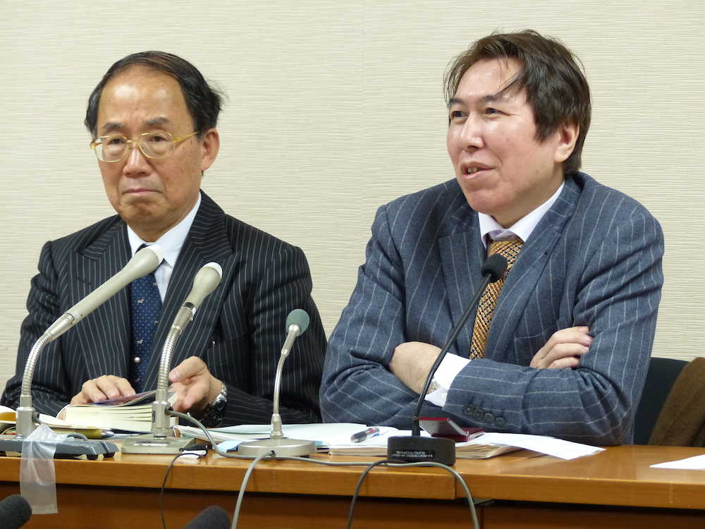 会見して桜田淳子のタレント活動復帰に抗議する山口広弁護士（左）と紀藤正樹弁護士