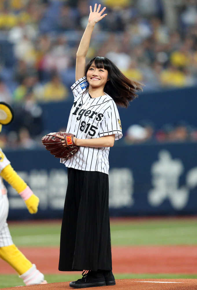 【画像・写真】矢井田瞳　国歌独唱＆始球式「２カ月ぐらい練習」見事ノーバン