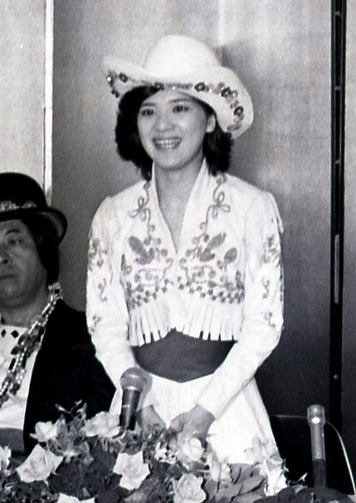 ８０年５月、「アニーよ銃を取れ」発表での桜田淳子さん