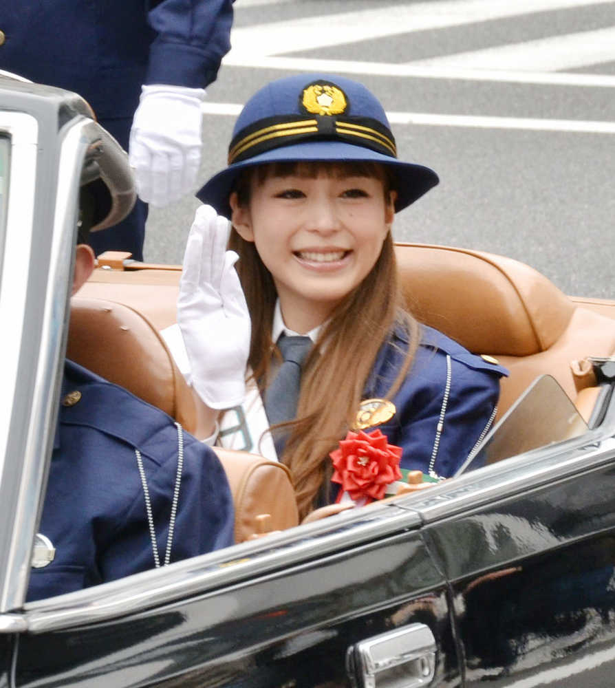 【画像・写真】平野綾　大阪府警南署で一日署長「子供たちを事故から守る」