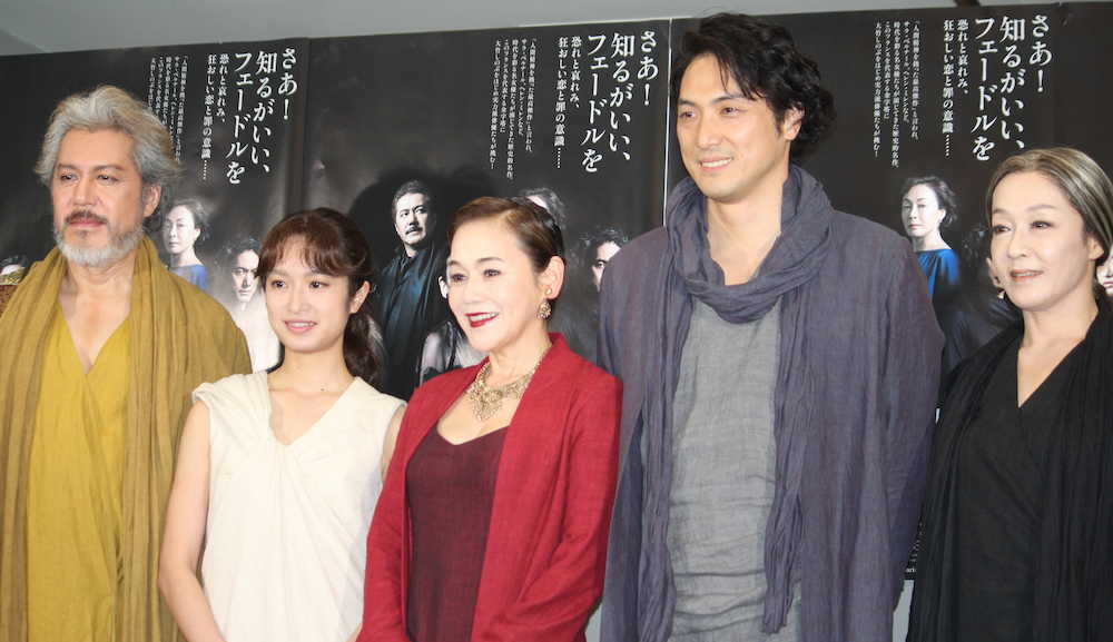 舞台「フェードル」囲み取材に登場した（左から）今井清隆、門脇麦、大竹しのぶ、平岳大、キムラ緑子