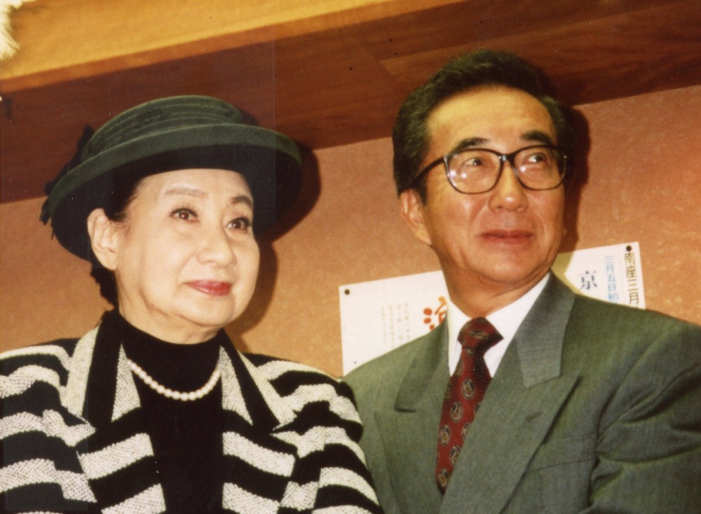 ９８年２月、「浪花のれん」製作発表での京唄子さんと大村崑