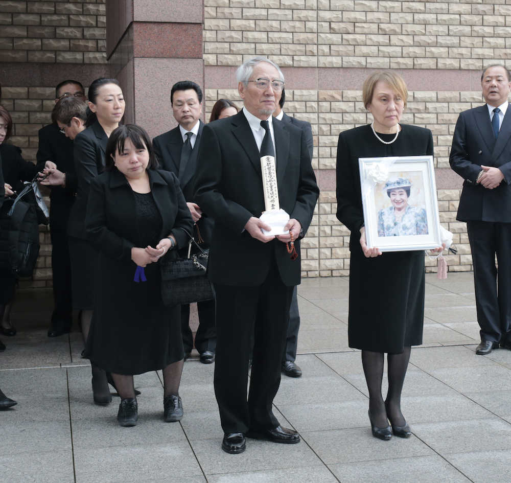 ＜京唄子さん葬儀告別式＞出棺を見送る娘・節子さん（右から２人目）と夫・清家照行さん（中央）