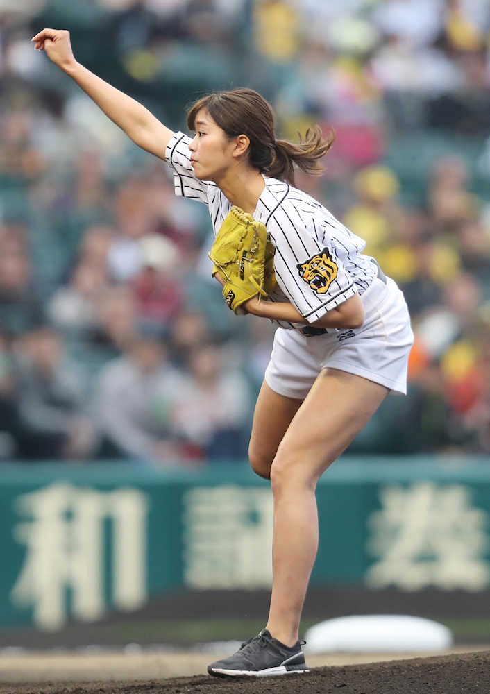 甲子園で行われた阪神―巨人戦で始球式を行う稲村亜美
