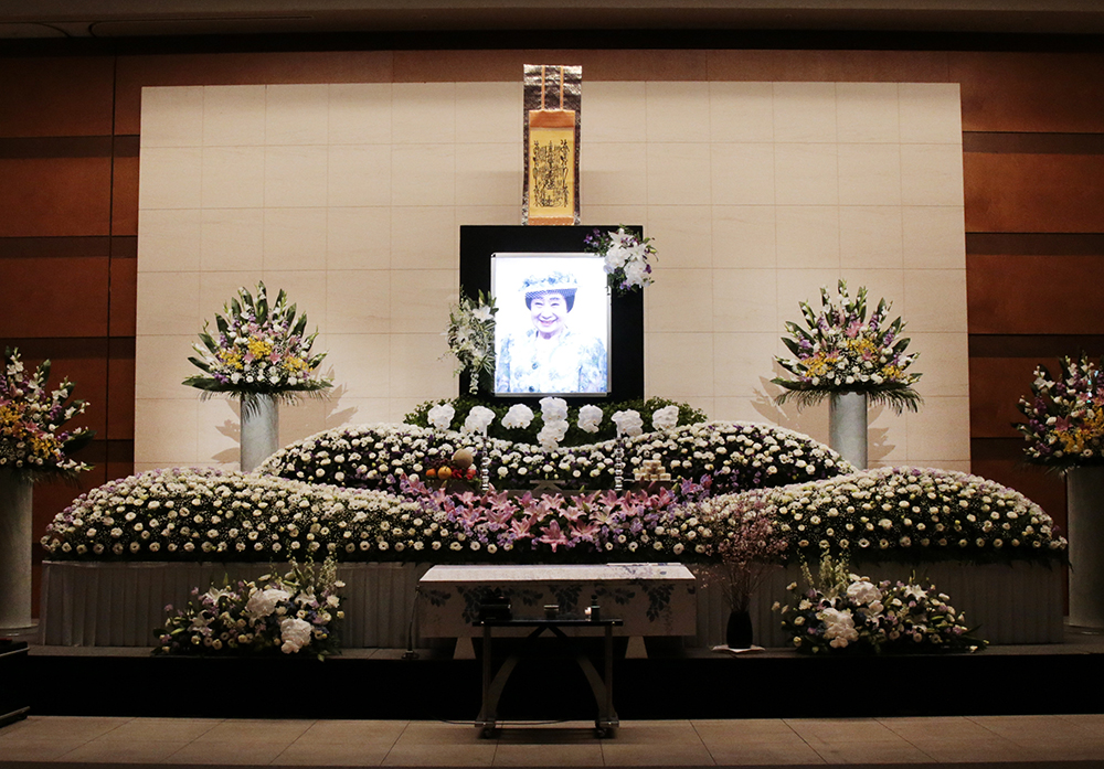 多くの花で飾られた京唄子さんの祭壇