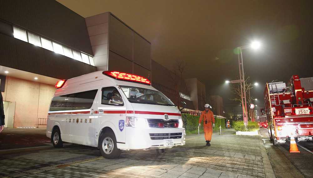 「ＯＮＥ　ＯＫ　ＲＯＣＫ」のコンサートが行われた幕張メッセを出る救急車