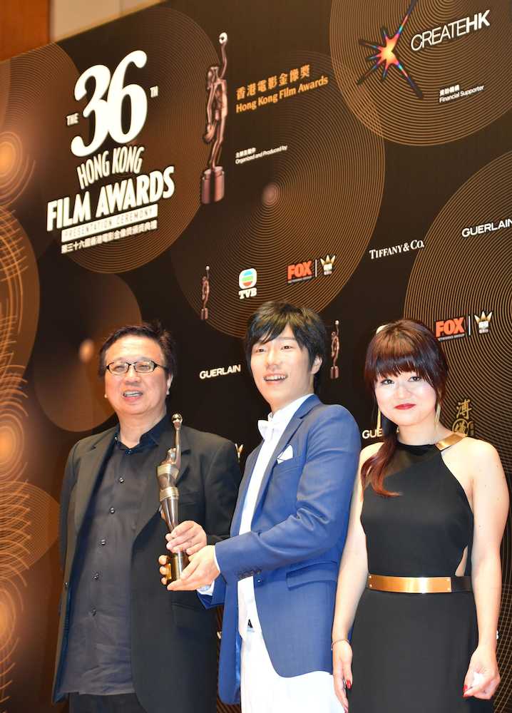 香港の「金像奨」で最優秀オリジナル映画音楽賞を受賞した波多野裕介さん（中央）