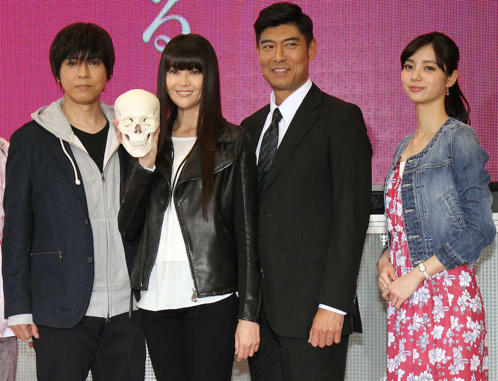 ドラマ「櫻子さんの足下には死体が埋まっている」の製作発表に出席した（左から）上川隆也、観月ありさ、高嶋政宏、新川優愛
