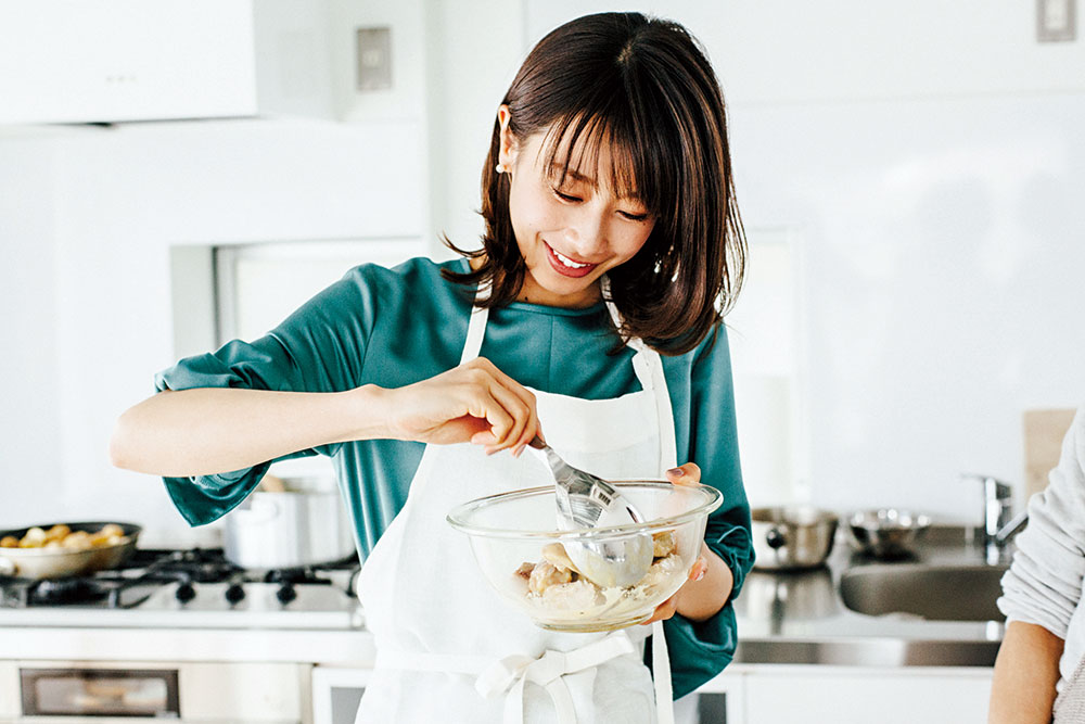 雑誌「ＢＡＩＬＡ」で料理の腕を披露する加藤綾子アナ（撮影　清水奈緒）