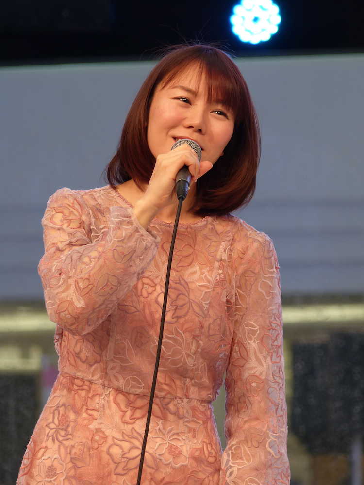 【画像・写真】半崎美子　メジャーデビュー記念イベントで「手持ち無沙汰」　