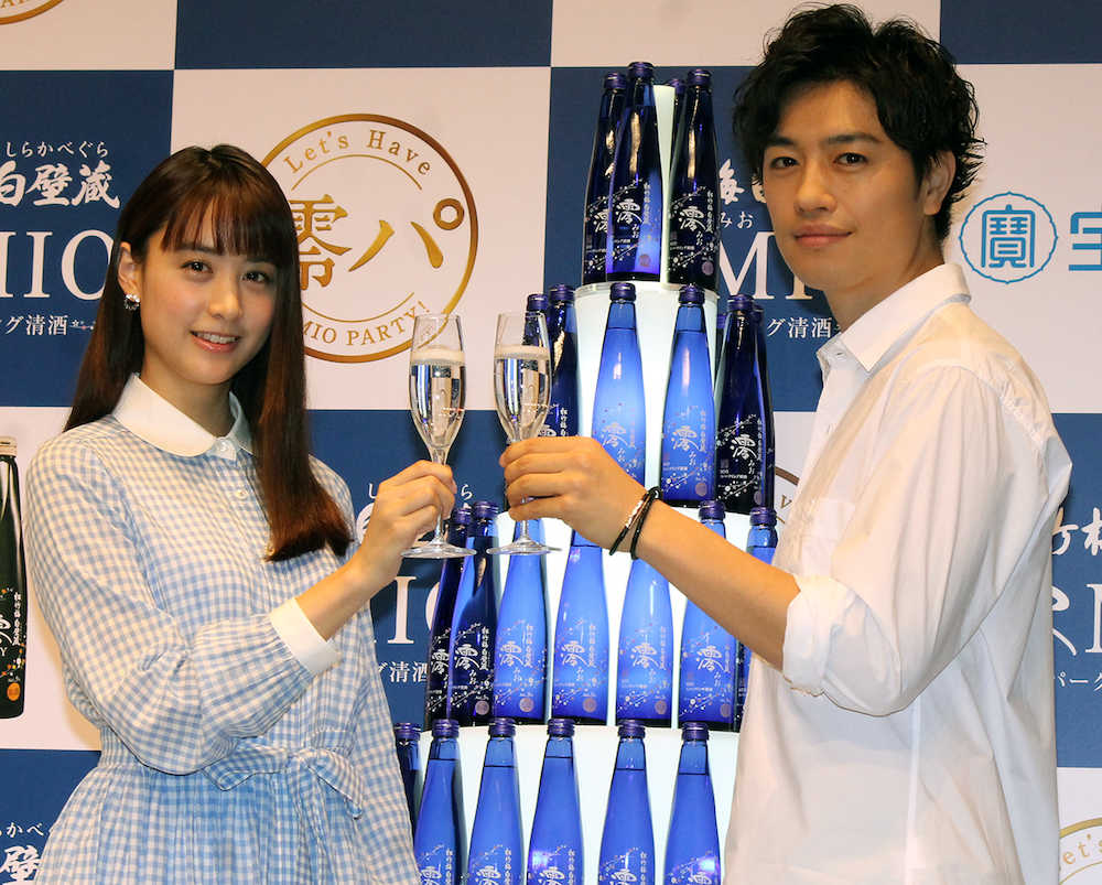 スパークリング清酒「澪」の新ＣＭ発表に出席した山本美月（左）と斎藤工