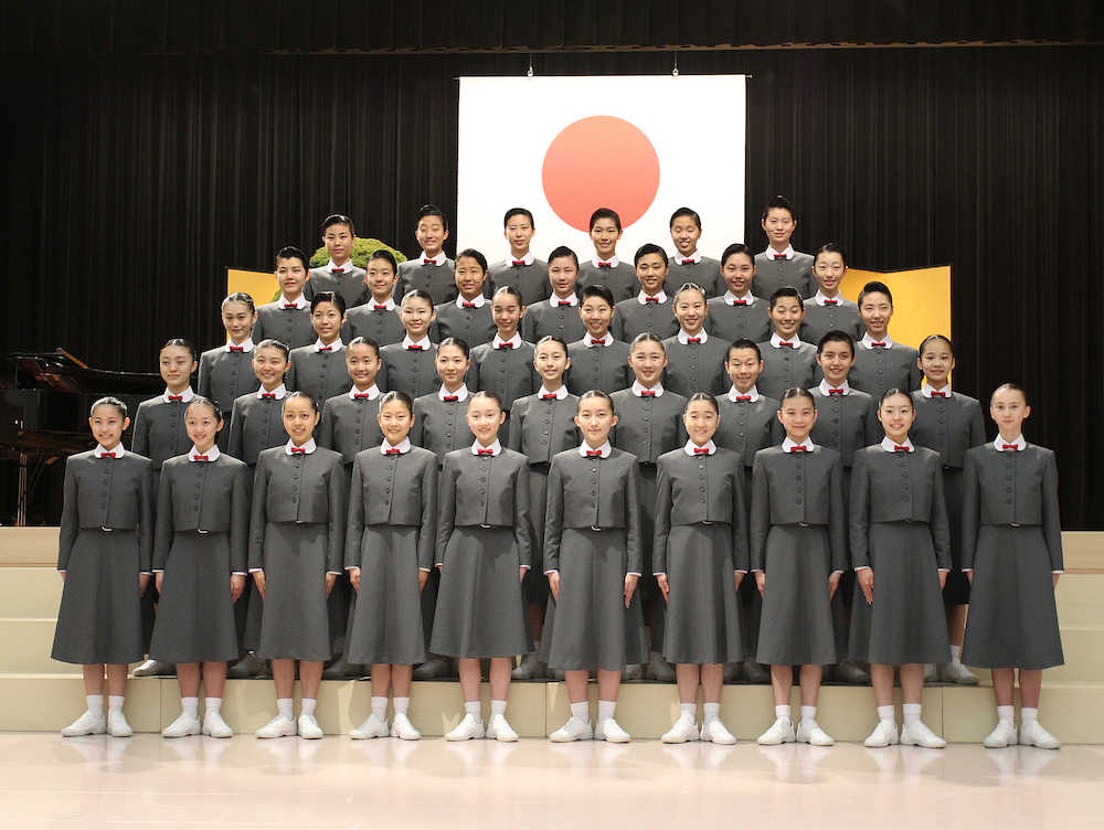 宝塚音楽学校に入学した第１０５期生の学生たち（中央の列右端が松岡修造氏の娘・恵さん）