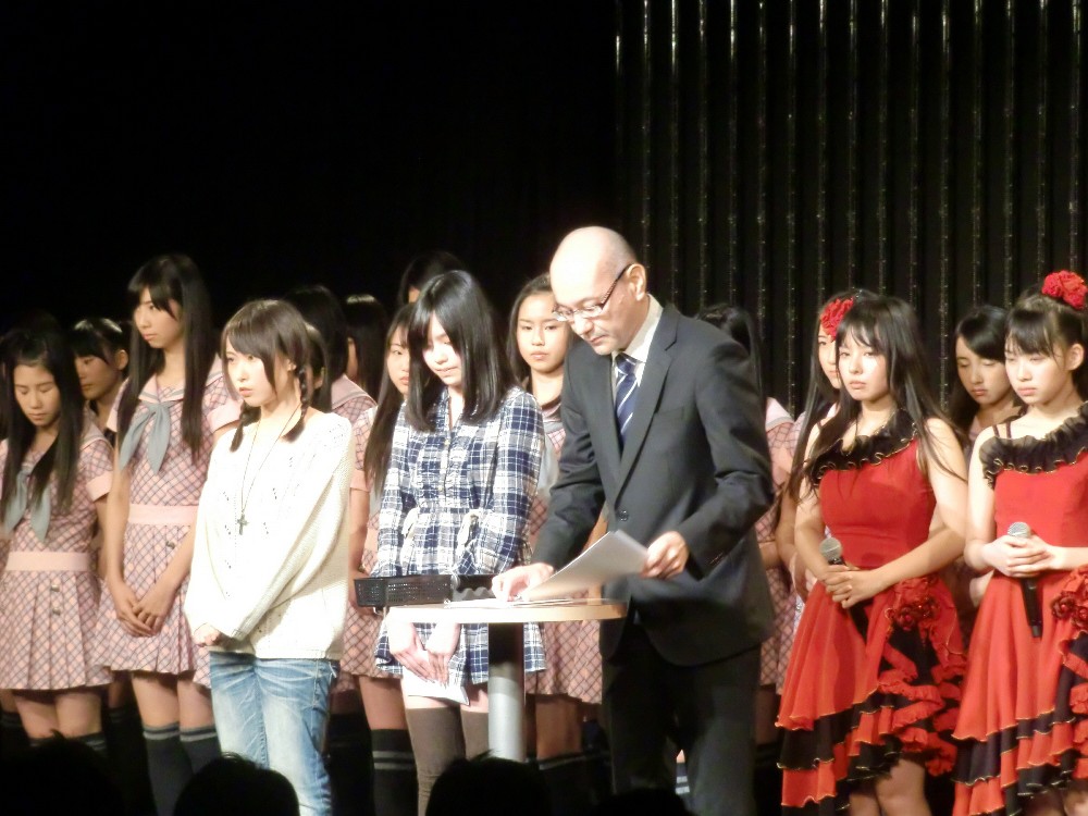 ファン投票で賛成票が過半数を占め復帰が認められた（前列左から）島田玲奈と松田栞