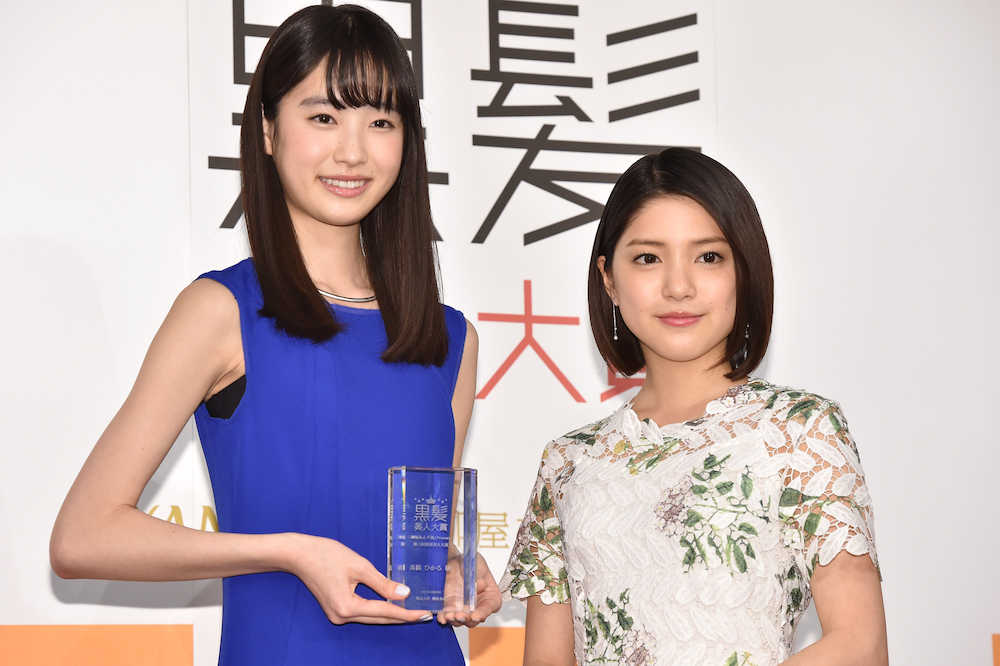 「第二回黒髪美人大賞」授賞式に出席した（左から）高橋ひかる、川島海荷