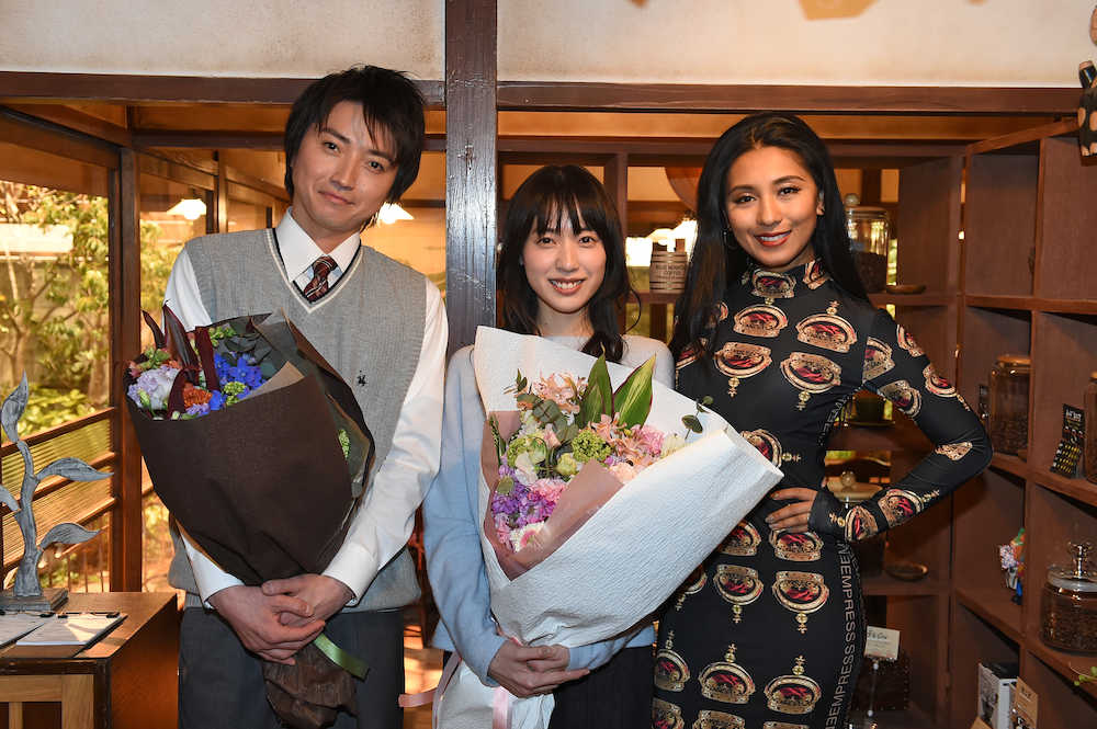 ドラマの撮影現場を訪れたシェネル（右）を歓迎する藤原竜也と戸田恵梨香