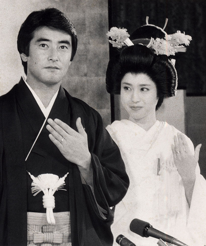 １９８５年６月、結婚披露宴で仲良く指輪を見せる神田正輝と松田聖子