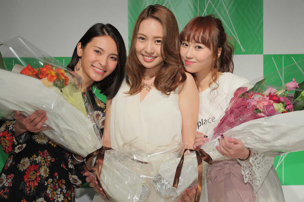 増田有華（中央）のソロデビュー曲発売記念イベントに駆けつけた秋元才加（左）と小林香菜（右）