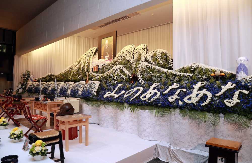 きれいな花と演目の台詞などで彩られた円歌さん祭壇