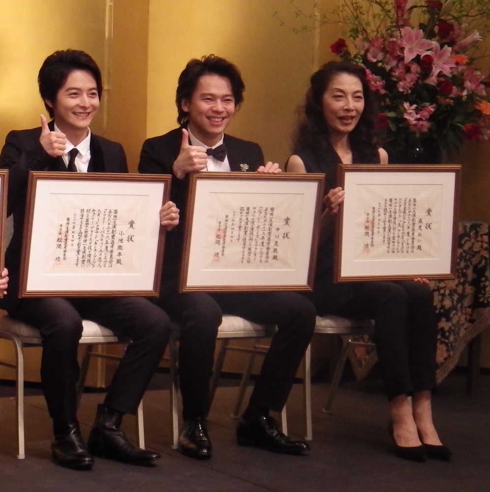 菊田一夫演劇賞を受賞した（左から）小池徹平、中川晃教、大賞の麻実れい