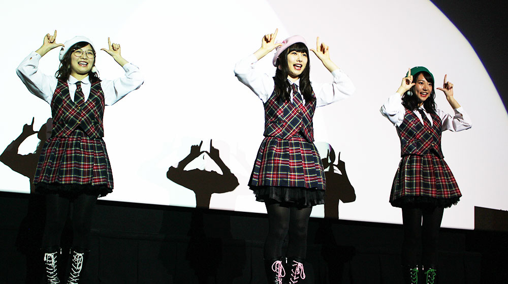 「ＫＢＤ（きびだんご）ホーリーナイト」として、最初で最後の生ダンスを披露した（左から）伊藤沙莉、桜井日奈子、武田玲奈