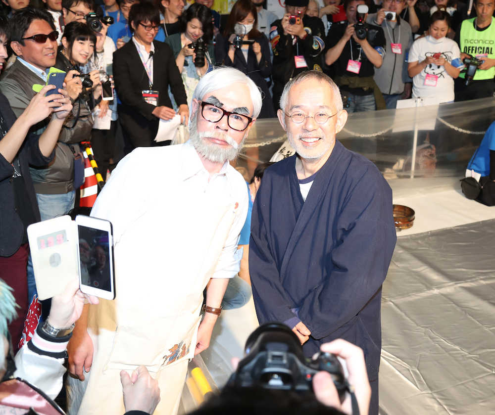 イベントに臨んだスタジオジブリの鈴木敏夫プロデューサー（右）は宮崎駿さんのものまね芸人のいずみ包と笑顔でポーズ