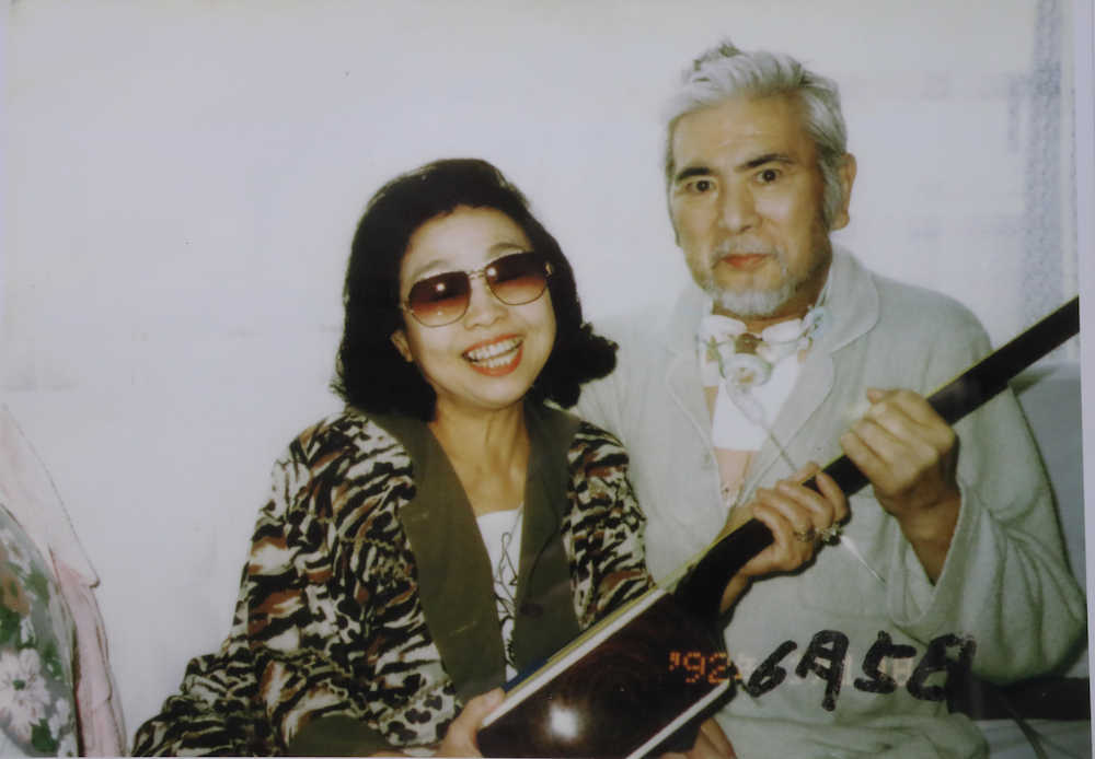 １９９２年、病床の勝新太郎さん（右）と笑顔を見せる斎藤智恵子さん