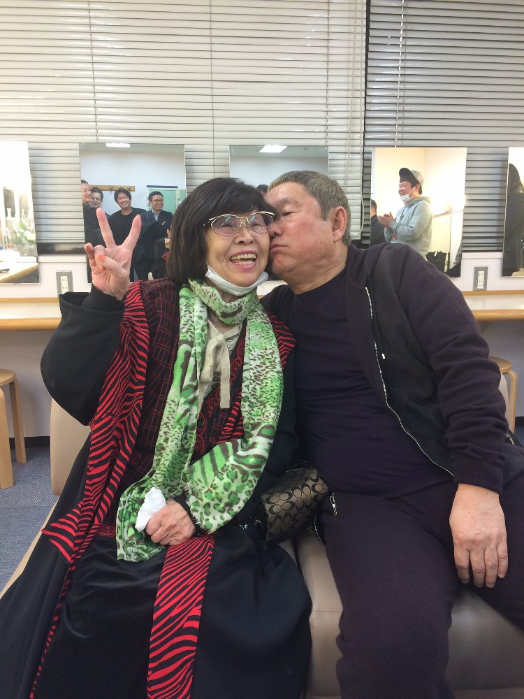 １６年３月２日、浅草公会堂での単独ライブ後、控室で斎藤さんにキスをするビートたけし