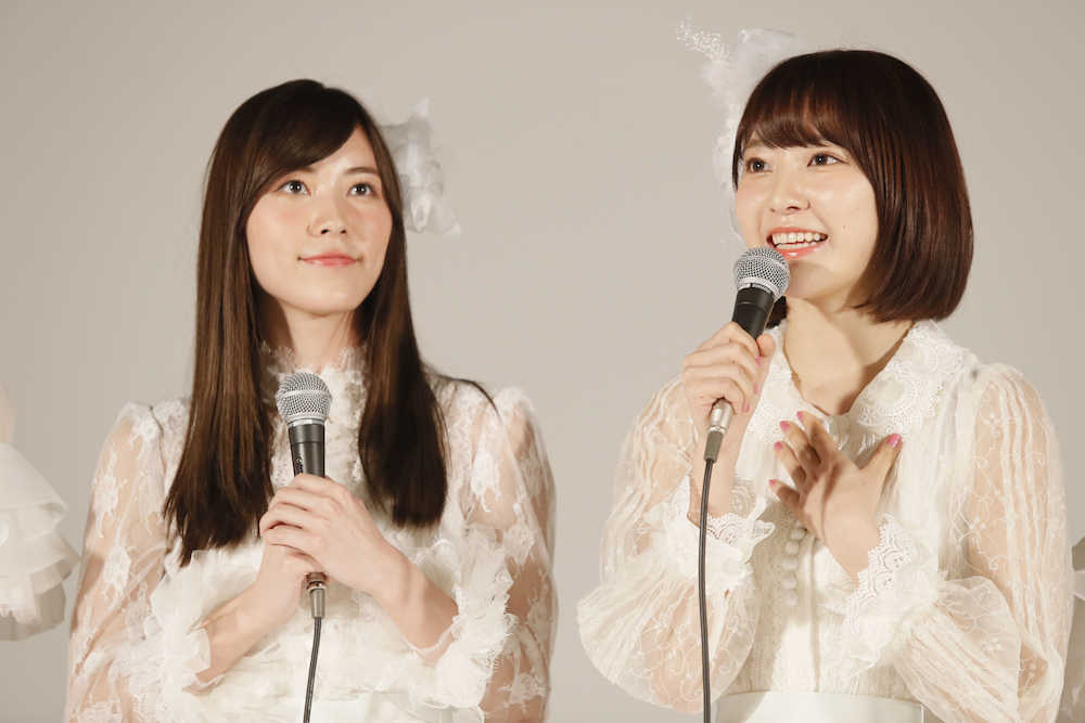 ＡＫＢ４８の新曲「願いごとの持ち腐れ」ミュージックビデオ先行試写会に出席した松井珠理奈（左）と宮脇咲良