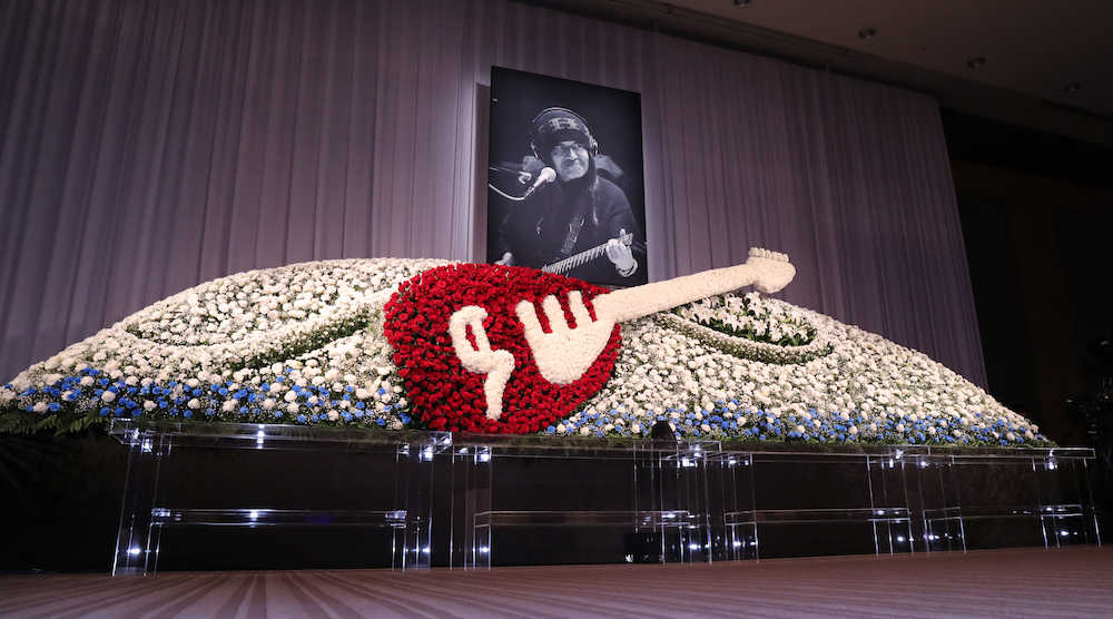 花のギターがあしらわれた「ムッシュかまやつお別れの会」の祭壇