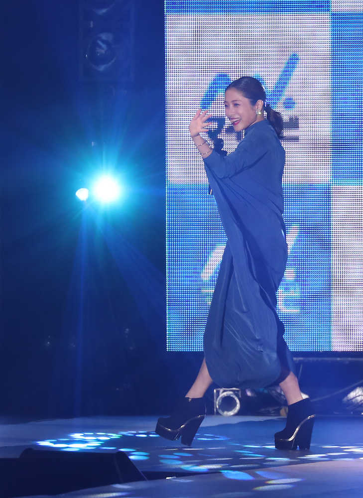 【画像・写真】松井愛莉　大胆露出に歓声、吉田沙保里は初のランウエー「緊張した」