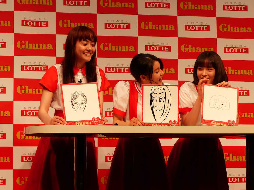 ロッテ「ガーナ」の母の日イベントで、それぞれ母親の似顔絵を描いた（左から）松井愛莉、土屋太鳳、広瀬すず