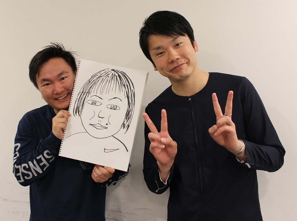 結婚を発表した「かまいたち」の濱家隆一（右）と、相手女性の似顔絵を披露する相方・山内健司
