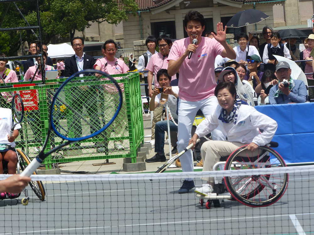 「ノーリミッツスペシャル」で車いすテニスを体験する小池百合子都知事と応援する松岡修造