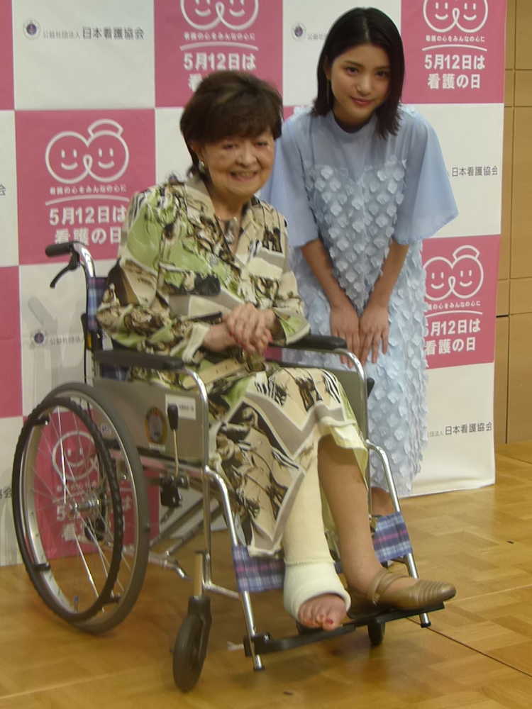 「第７回忘れられない看護エピソード」表彰式に出席した内館牧子さん（左）と川島海荷