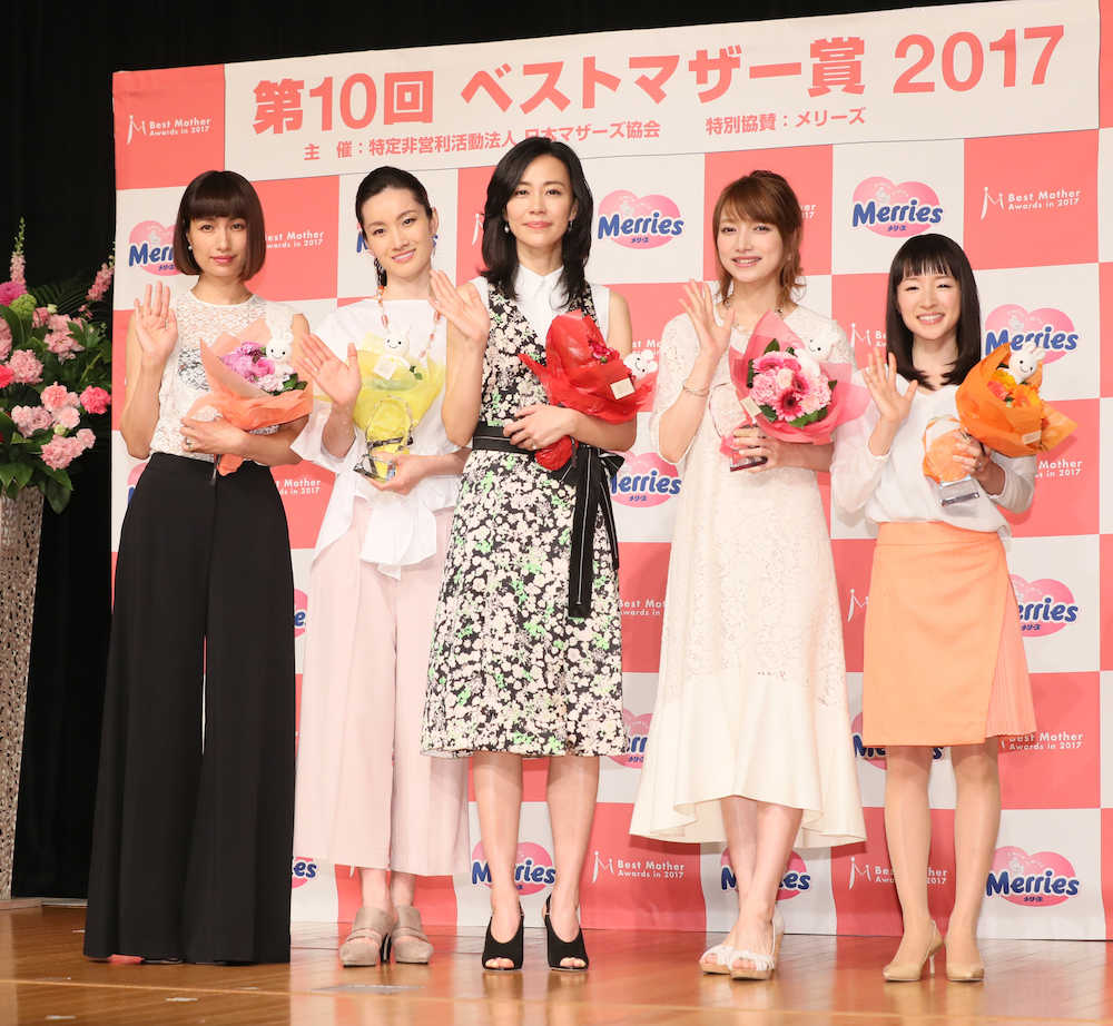 ベストマザー賞を受賞した（左から）モデルの佐田真由美、荒川静香さん、木村佳乃、後藤真希、片付けコンサルトの近藤麻理恵さん