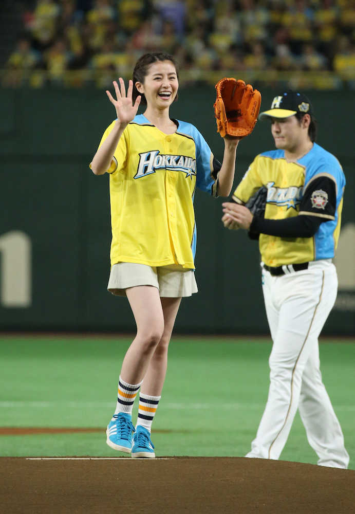 【画像・写真】【写真特集】タレント鈴木ちなみ＆国民的美少女の工藤綾乃が始球式　美脚で魅了